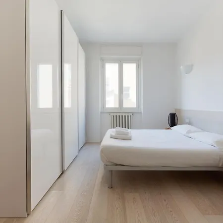 Guesthost - Navigli Modern With Balcony Milán