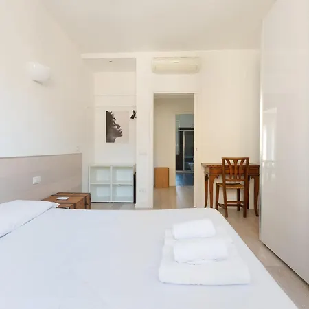 Guesthost - Navigli Modern With Balcony Lejlighed