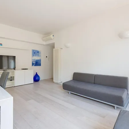 Lejlighed Guesthost - Navigli Modern With Balcony Milano