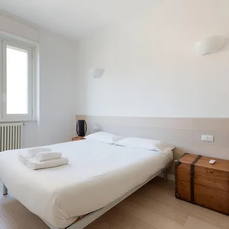 Guesthost - Navigli Modern With Balcony Milán