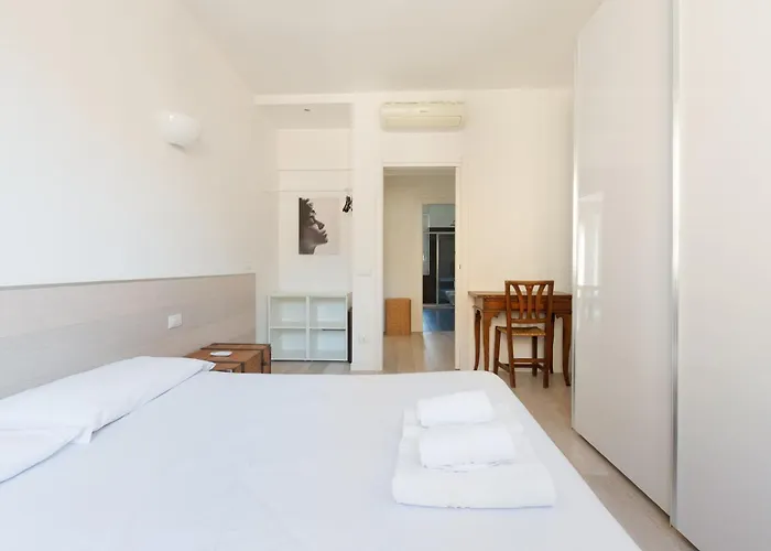 Guesthost - Navigli Modern With Balcony Lejlighed